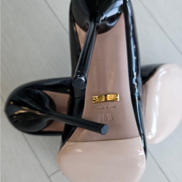 Gucci Pointed Toe T-Strap Pumps - Picture 5 of 6